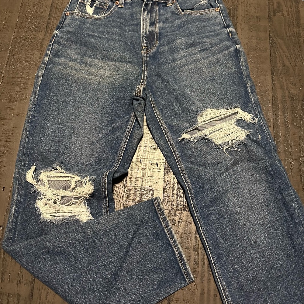 New without Tags- American Eagle Stretch Mom Straight Jeans (size 2)
